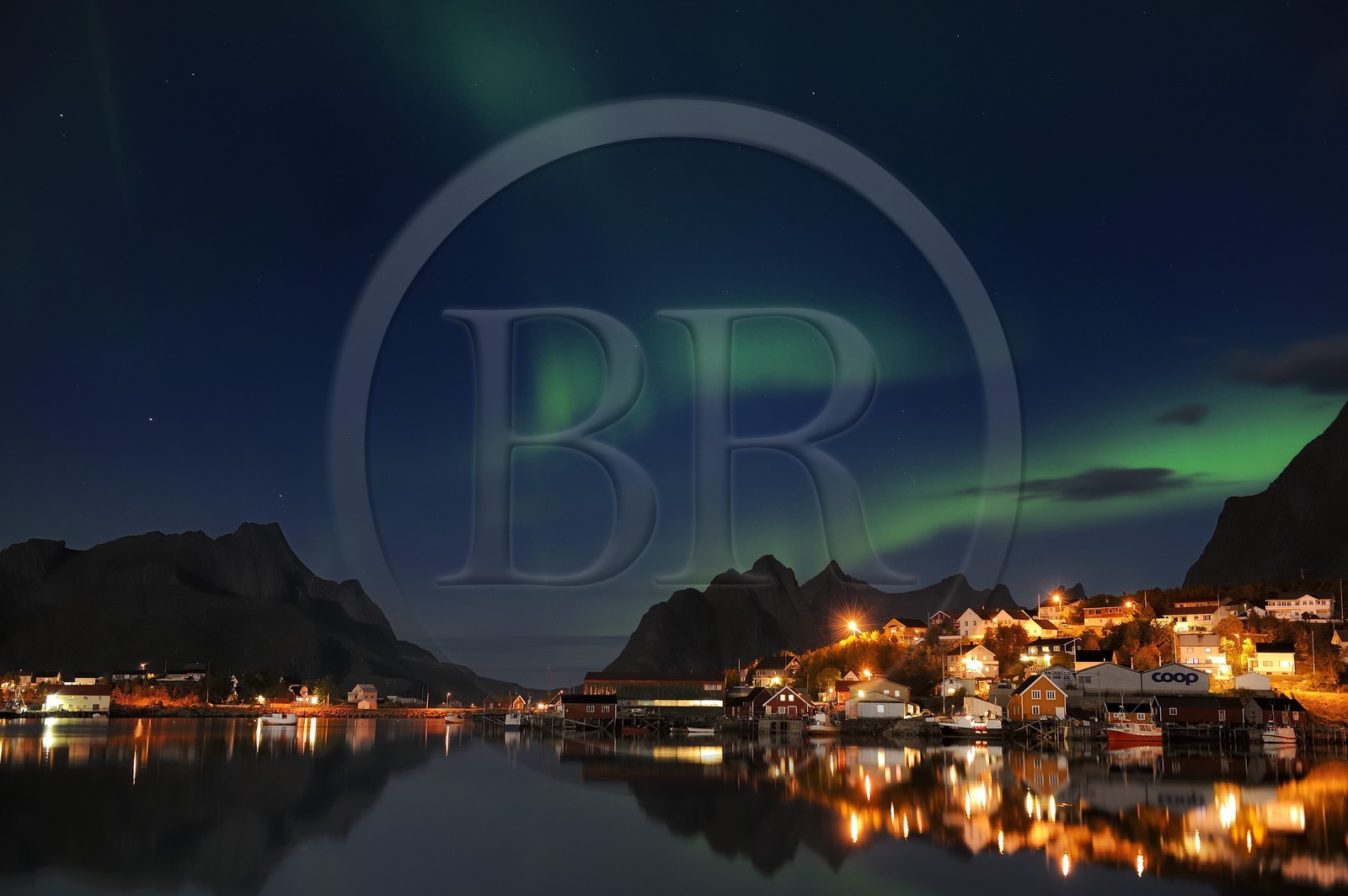 Norvège, Nordland, Iles Lofoten, ile de Moskenesoy, aurore boréale au dessus du village de pêcheurs de Reine