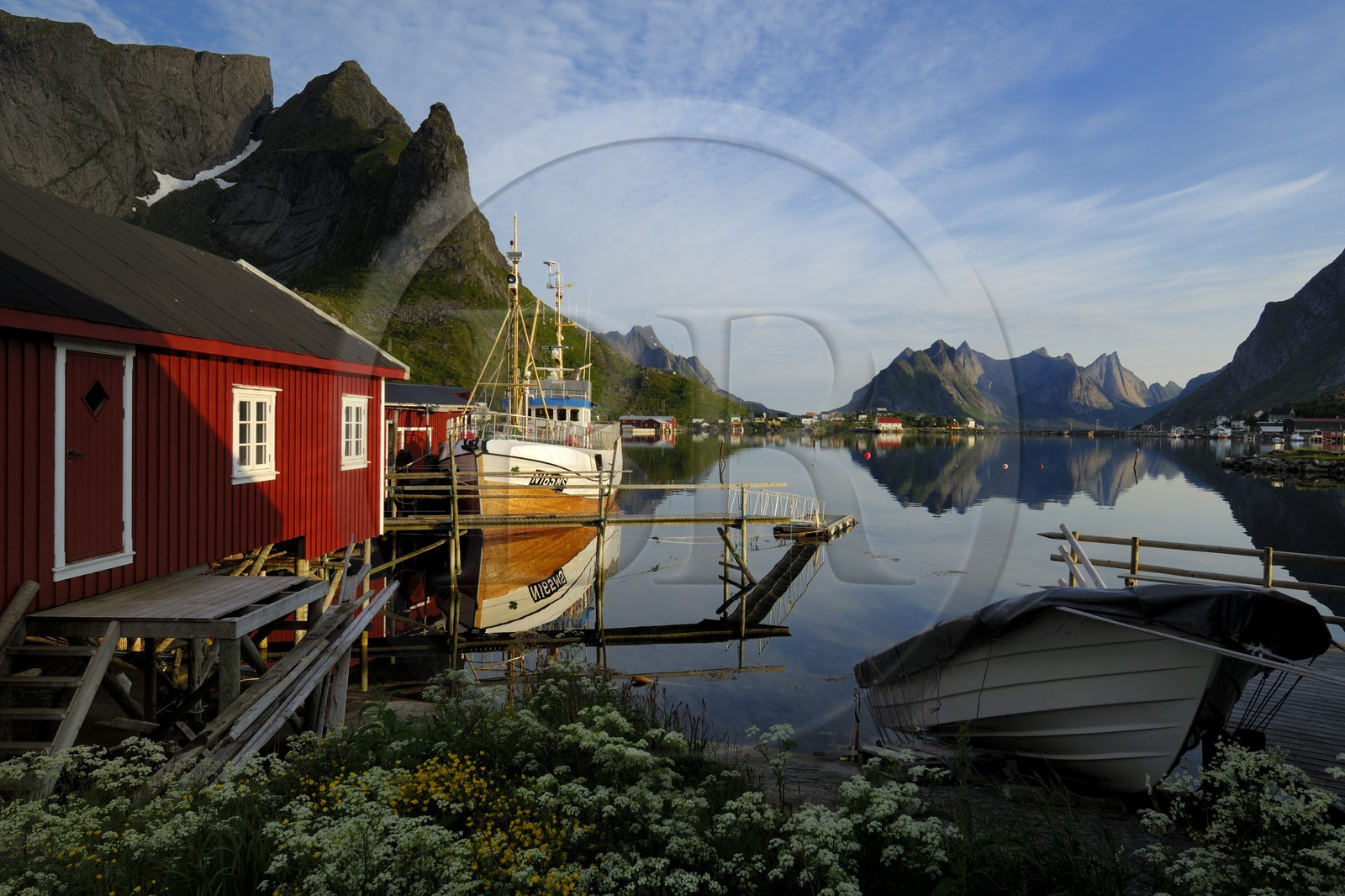 Norvège, Nordland, Iles Lofoten, Ile de Moskenes, maison de pêcheur à Reine au soleil de minuit