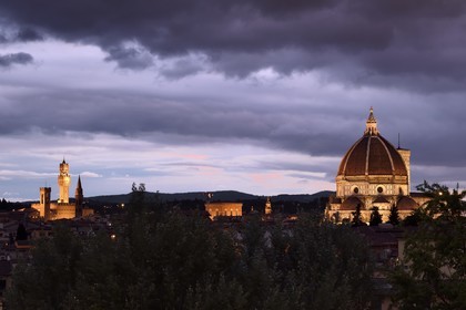 Italie, Toscane, Florence, centre historique classé Patrimoine Mondial de l'UNESCO, le Palazzo Vecchio et le Duomo Santa Maria del Fiore au crépuscule