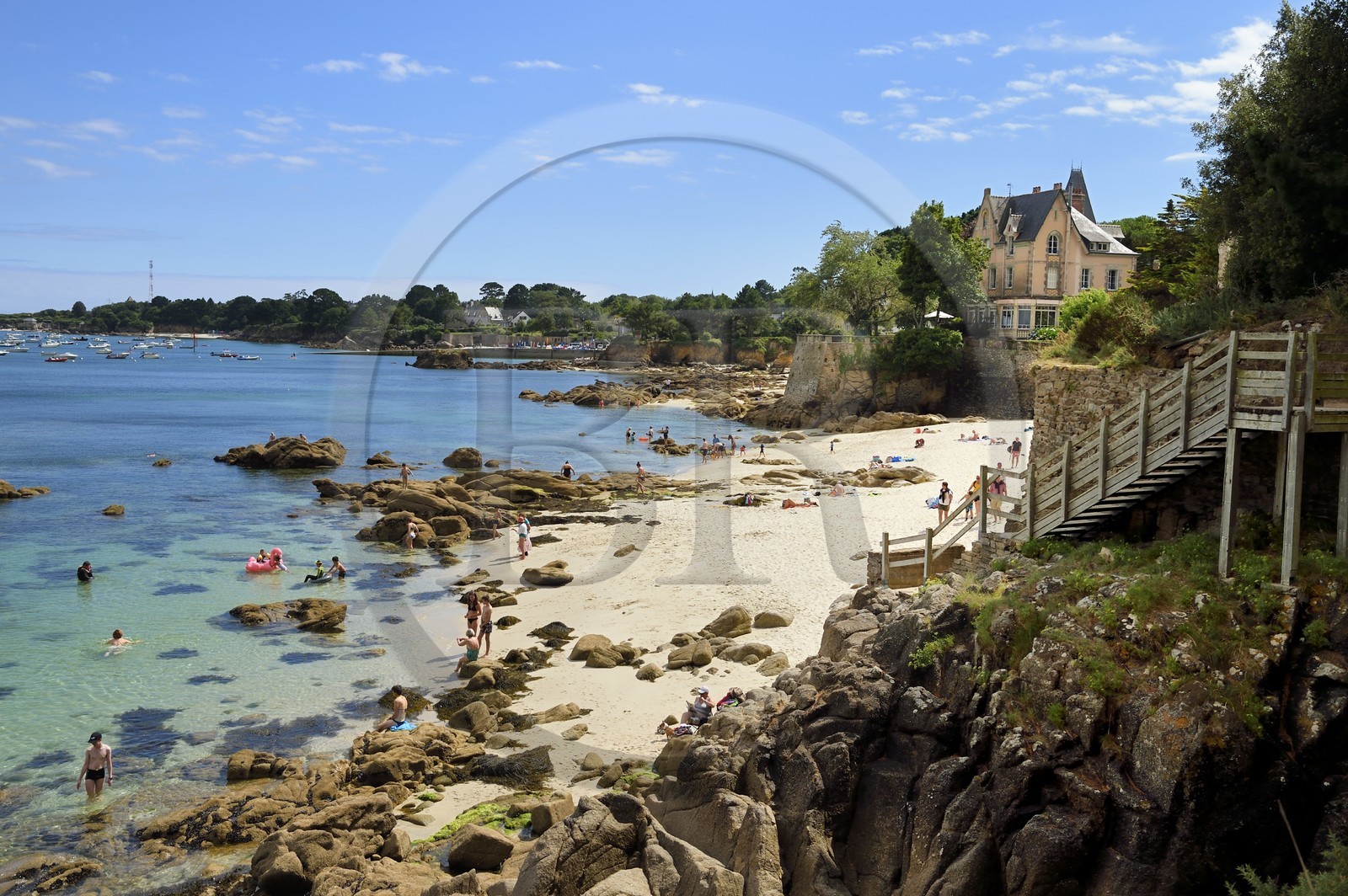 France,  Finistère (29), Fouesnant, le chemin du littoral entre le Cap Coz et la Pointe de Beg Meil, plage que longe le sentier cotier ou GR 34