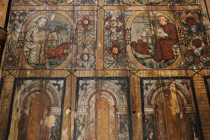 Norvège, Oslo, presqu'île de Bygdoy, musée du Folklore norvégien (Norsk Folkemuseum), l'église en bois debout de Gol, peintures de l'abside datant du 17ème siècle