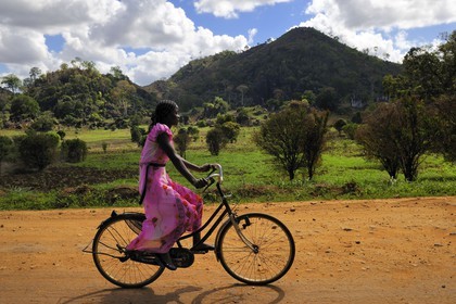 Tanzanie, région de Morogoro, les Monts Uluguru, cycliste sur la piste de Matombo