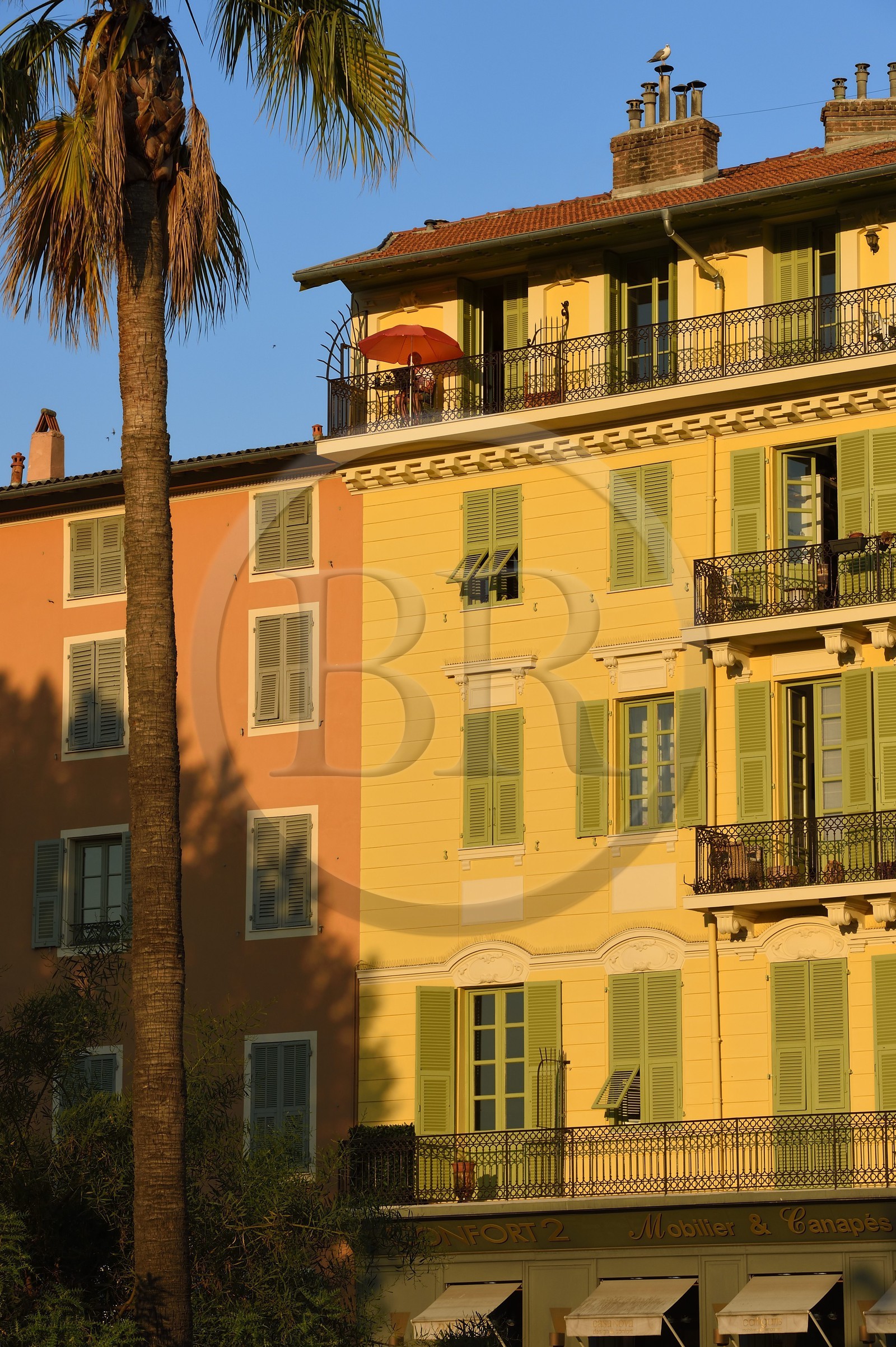 France, Alpes-Maritimes (06), Nice, vieille ville, promenade du Paillon, immeuble d'habitation sur le boulevard Jean-Jaures