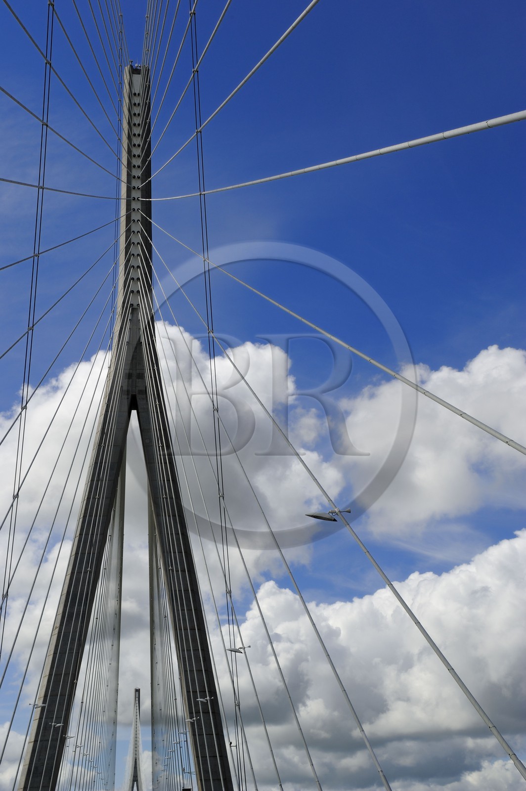 France, entre Calvados (14) et Seine-Maritime (76), le Pont de Normandie enjambe la Seine pour relier les villes de Honfleur et du Havre