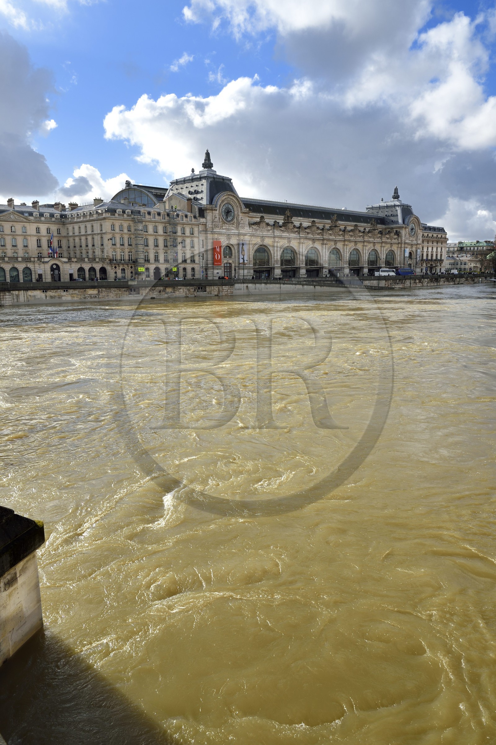 France, Paris (75), les rives de la Seine, classées Patrimoine Mondial de l'UNESCO, la crue de la Seine de janvier 2018, le musée d'Orsay en arrière plan