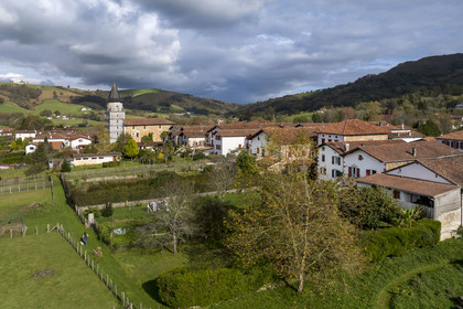 France, Pyrénées-Atlantiques (64), Pays-Basque, Ainhoa, labellisé Les Plus Beaux Villages de France (vue aérienne)