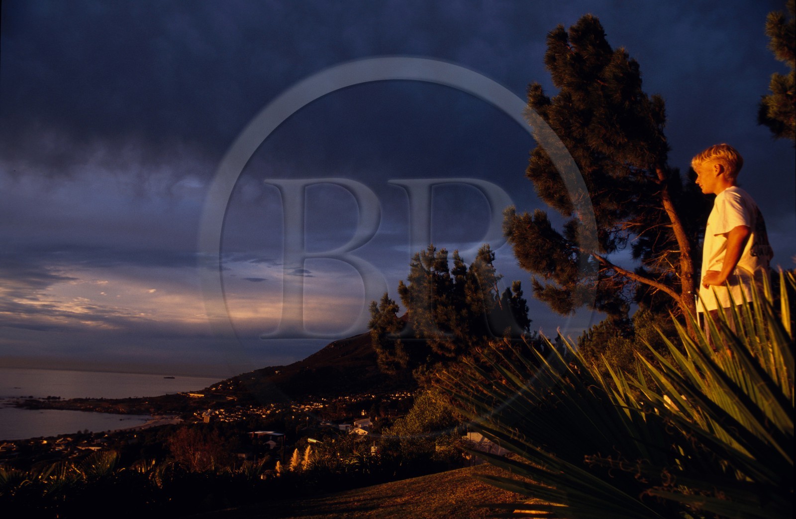 Afrique du sud, péninsule du Cap, enfant à Camps Bay près de la ville du Cap