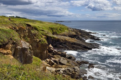 France, Finistère (29), Moelan-sur-Mer, le littoral entre Kerfany les Pins et la plage de Trenez sur le chemin de Grande Randonnée GR 34 ou sentier des douaniers