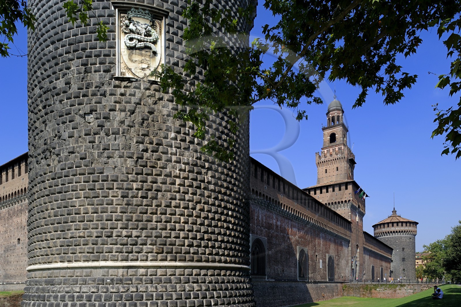 Italie, Lombardie, Milan, le Castello Sforzesco (château des Sforza), construit au XVe siècle par le duc de Milan Francesco Sforza, une des deux tours rondes qui abritaient des citernes d'eau et la Torre del Filarete de l'architecte Antonio di Pietro Averlino (ou Averulino) dit le Filarète Italie, Lombardie, Milan, le Castello Sforzesco (château des Sforza), construit au XVe siècle par le duc de Milan Francesco Sforza, une des deux tours rondes qui abritaient des citernes d'eau et la Torre del Filarete de l'architecte Antonio di Pietro Averlino (ou Averulino) dit le Filarète