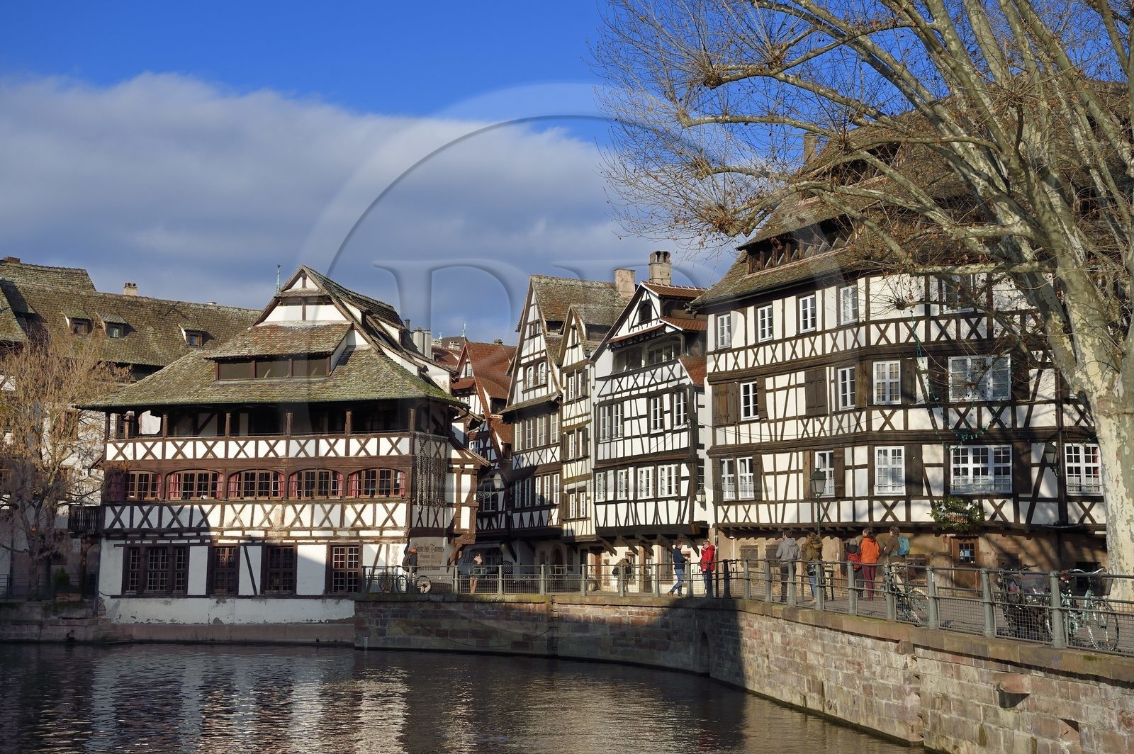 France, Bas-Rhin (67), Strasbourg, vieille ville classée au Patrimoine Mondial de l'UNESCO, quartier de la Petite France, la place Benjamin Zix en bordure de l'Ill et la Maison des Tanneurs de 1572 (restaurant) à gauche
