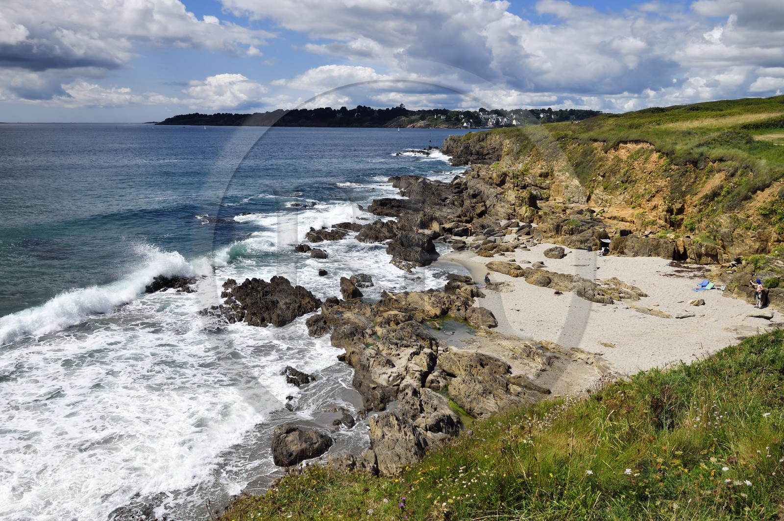 France, Finistère (29), Moelan-sur-Mer, le littoral entre Kerfany les Pins et la plage de Trenez sur le chemin de Grande Randonnée GR 34 ou sentier des douaniers