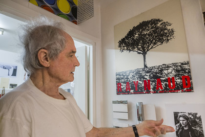 France, Paris (75), l'artiste plasticien Jean-Pierre Raynaud dans son appartement atelier