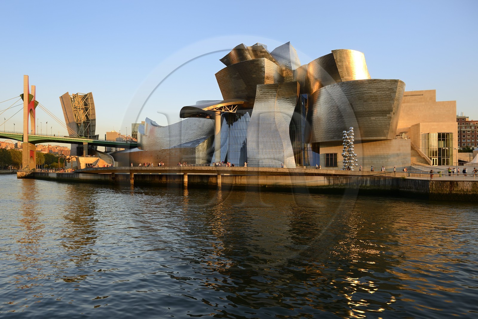 Espagne, Biscaye, Pays Basque espagnol, Bilbao, le musée Guggenheim de l'architecte Frank Gehry et Pont de La Salve avec l'installation de l'artiste français Daniel Buren Les Arches Rouges en arrière plan