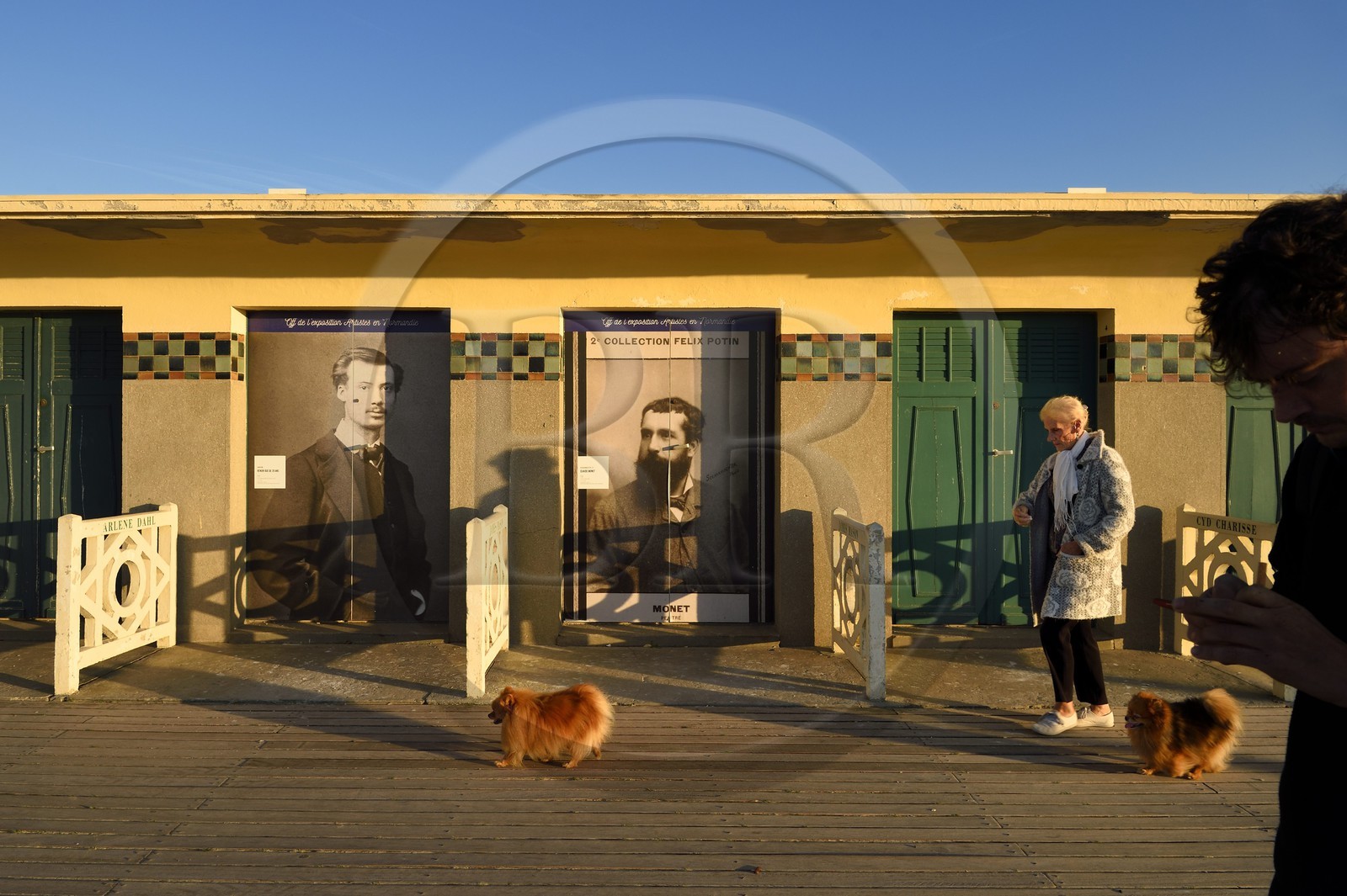 France, Calvados (14), Pays d'Auge, Deauville, les célèbres Planches sur la plage, bordée de cabines de bain de style Art déco, hommage à Monet et Renoir