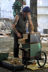 France, Paris (75), Butte Montmartre, Valmy qui est musicien de rue à l'Orgue de barbarie sur la place Emile Goudeau