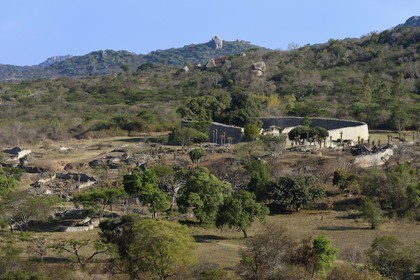 Zimbabwe, province de Masvingo, les ruines du site archéologique du Grand Zimbabwe, classé Patrimoine Mondial de l'UNESCO, Xème au XVème siècle, les Ruines de la vallée à gauche et le Grand Enclos