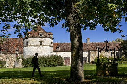 France, Côte-d'Or (21), Epoisses, le château d'Epoisses, colombier du XVIIe siècle et les communs