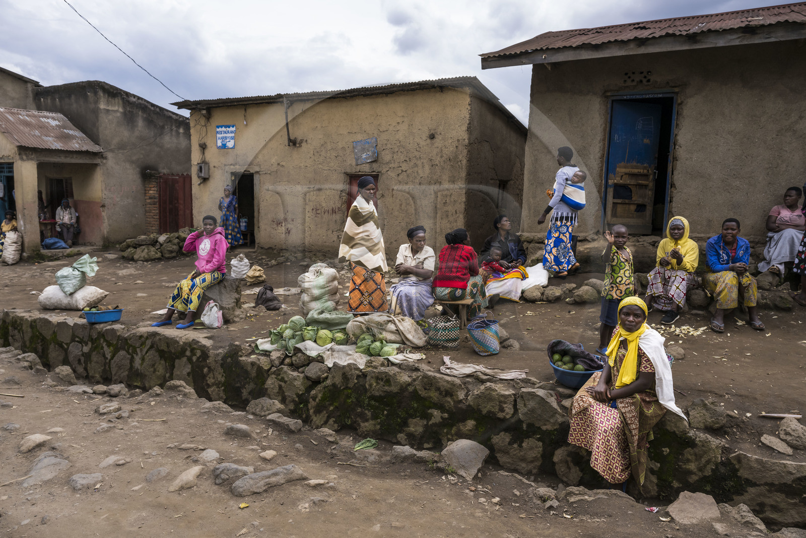 Rwanda, Province du Nord, District de Musanze (Ruhengeri), Busogo, un des village sur les pentes du mont Karisimbi dans les montagnes des Virunga à la sortie du Parc national des Volcans où vivent les gorilles, 10% des revenus du tourisme des gorilles sont reversés aux communautés locales
