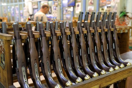 Italie, Lombardie, province de Brescia, Gardone Val Trompia, fabriquant d’armes historiques à chargement par la bouche Davide Pedersoli & C, rangée de pistolets avant finition