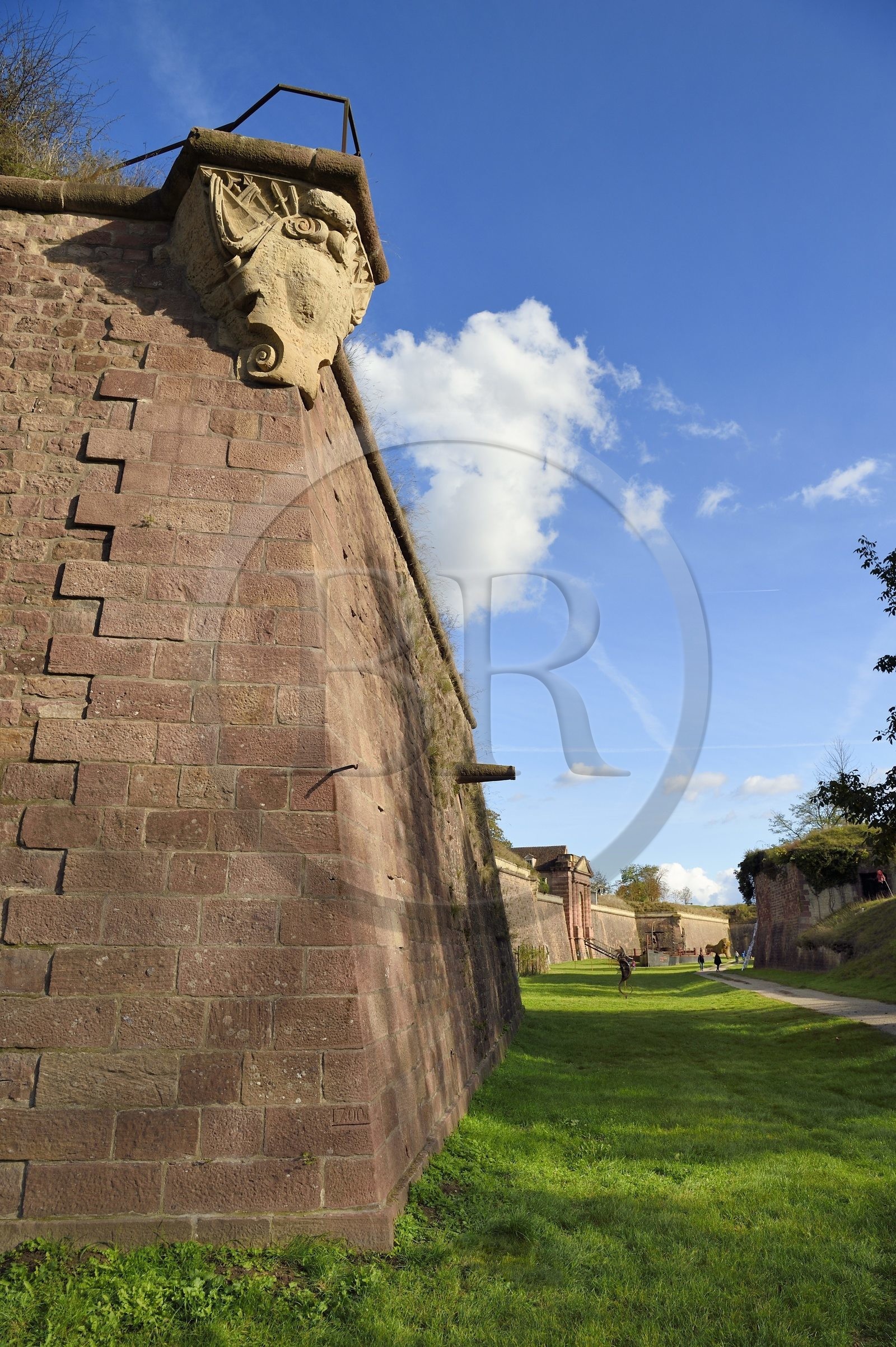 France, Haut-Rhin (68), Neuf-Brisach, ville fortifiée par Vauban, classée Patrimoine Mondial de l'UNESCO, fossé et fortifications entre la Porte de Belfort et la Porte de Colmar, emplacement des échauguettes qui étaient en bois pour être démontées