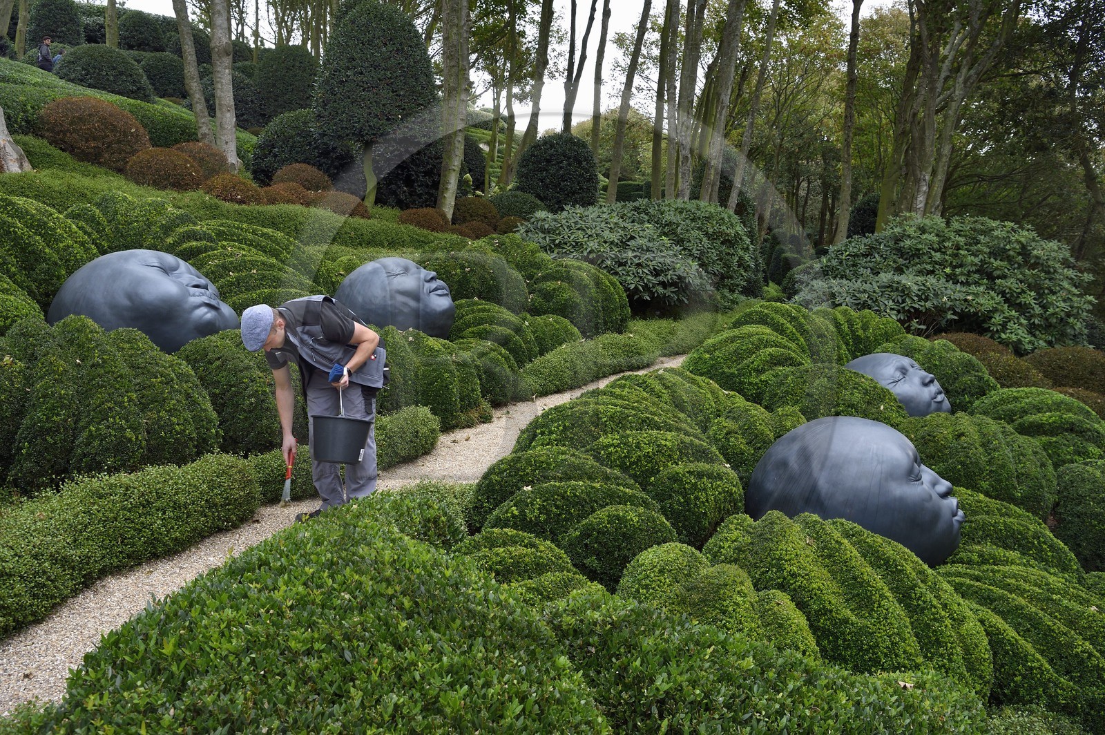 France, Seine-Maritime (76), Pays de Caux, Côte d'Albâtre, Etretat, Les Jardins d'Etretat de Alexander Grivko, les têtes géantes et rondes de Samuel Salcedo