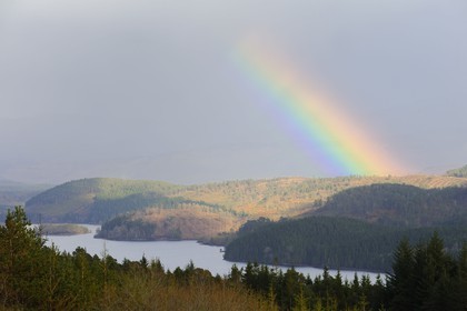 Royaume-Uni, Ecosse, région des Highlands, arc en ciel sur le Loch Cluanie