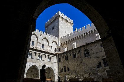 France, Vaucluse (84), Avignon, Palais des Papes classé Patrimoine mondial de l'UNESCO, la Cour du cloitre dans le vieux palais et la tour de la Campane