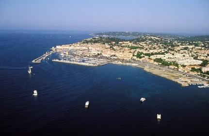 France, Var (83), Saint-Tropez, port (vue aérienne)