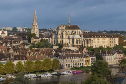 France, Yonne (89), Auxerre, l'abbaye Saint-Germain surplombant le quartier de la Marine et la Coulée verte cyclable en bordure de l'Yonne  qui longe le port (vue aérienne)