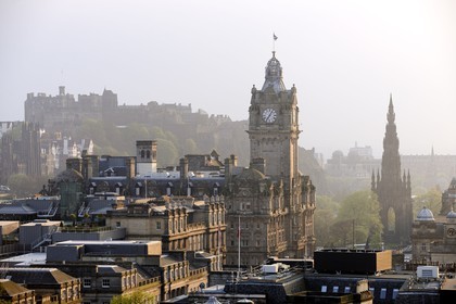 Royaume-Uni, Ecosse, Edimbourg, vue générale de la ville dominée par son château, le monument de Walter Scott à droite