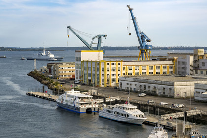 France, Finistère (29), Brest, l'arsenal, le port militaire est une base navale de la Marine nationale, les batiments de Naval Groupe dans la Rade-Abri