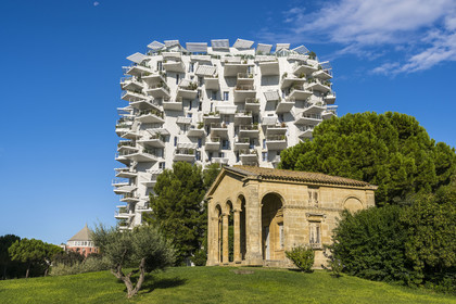 France, Hérault (34), Montpellier, quartier Richter, les rives du Lez, l'immeuble L'Arbre Blanc, réalisé par l'architecte japonais Sou Foujimoto avec les architectes français Nicolas Laisné et Manal Rachdi, le bureau d'Octroi de Richter au premier plan