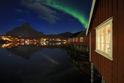 Norvège, Nordland, Iles Lofoten, ile de Moskenesoy, aurore boréale au dessus du village de pêcheurs de Reine