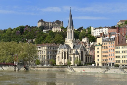 France, Rhône (69), Lyon, site historique classé Patrimoine Mondial de l'UNESCO, Vieux Lyon, la passerelle Paul Couturier aussi appelé Saint Georges sur la Saône et l'église Saint Georges