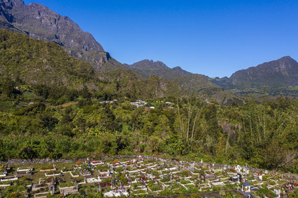 France, Ile de la Reunion, Cirque de Salazie, classé Patrimoine Mondial de l'UNESCO, Hell-Bourg, labellisé les Plus Beaux Villages de France, le cimetière constitué de tombes en pleine terre fleuries naturellementet dominé par les sommets du cirque (vue aérienne)