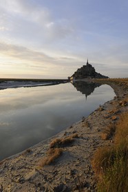 France, Manche (50), Mont-Saint-Michel, classé Patrimoine Mondial de l'UNESCO, et le Couesnon
