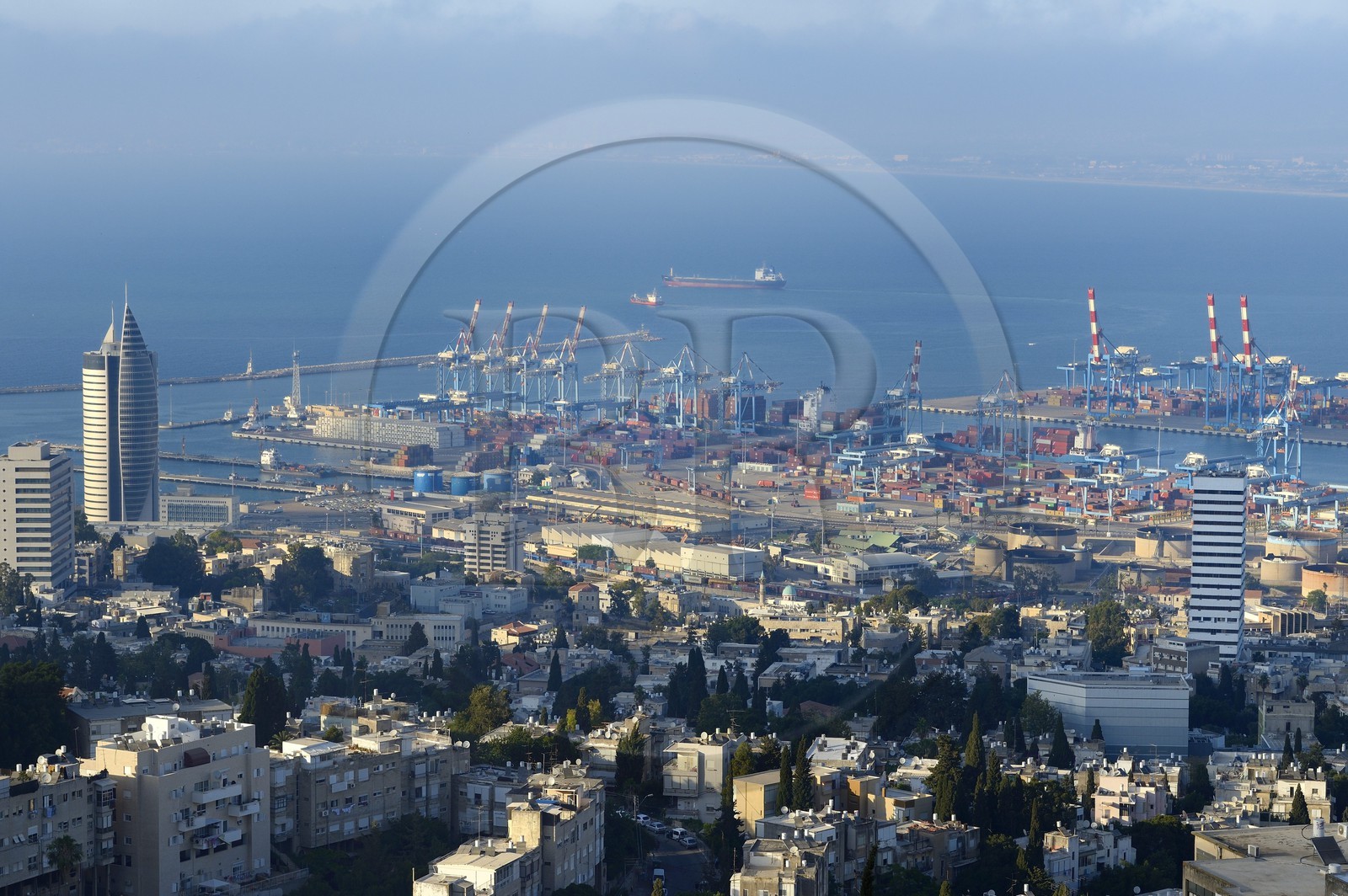 Israel, Haïfa, le centre ville et le port depuis le Mont Carmel Israel, Haïfa, le centre ville et le port depuis le Mont Carmel
