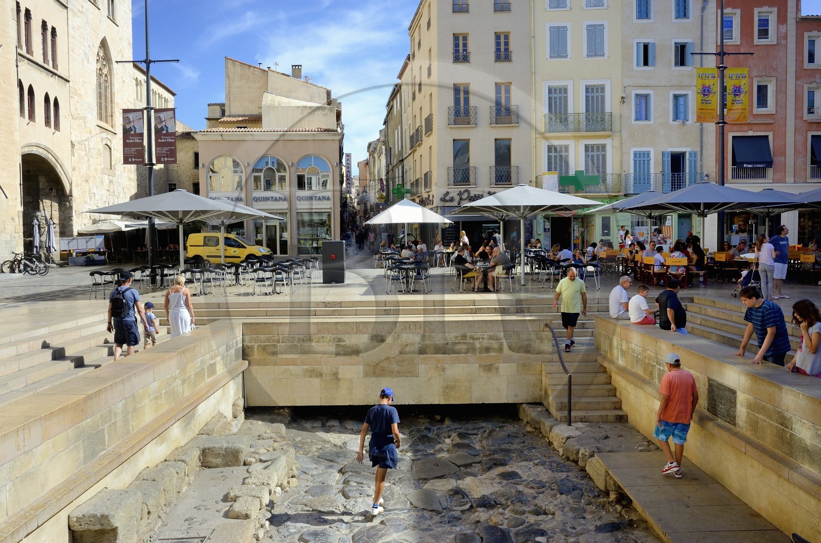France, Aude (11), Narbonne, place de l'Hôtel de Ville, vestiges de la Voie Domitienne (Via Domitia) au pied du Palais des Archevêques
