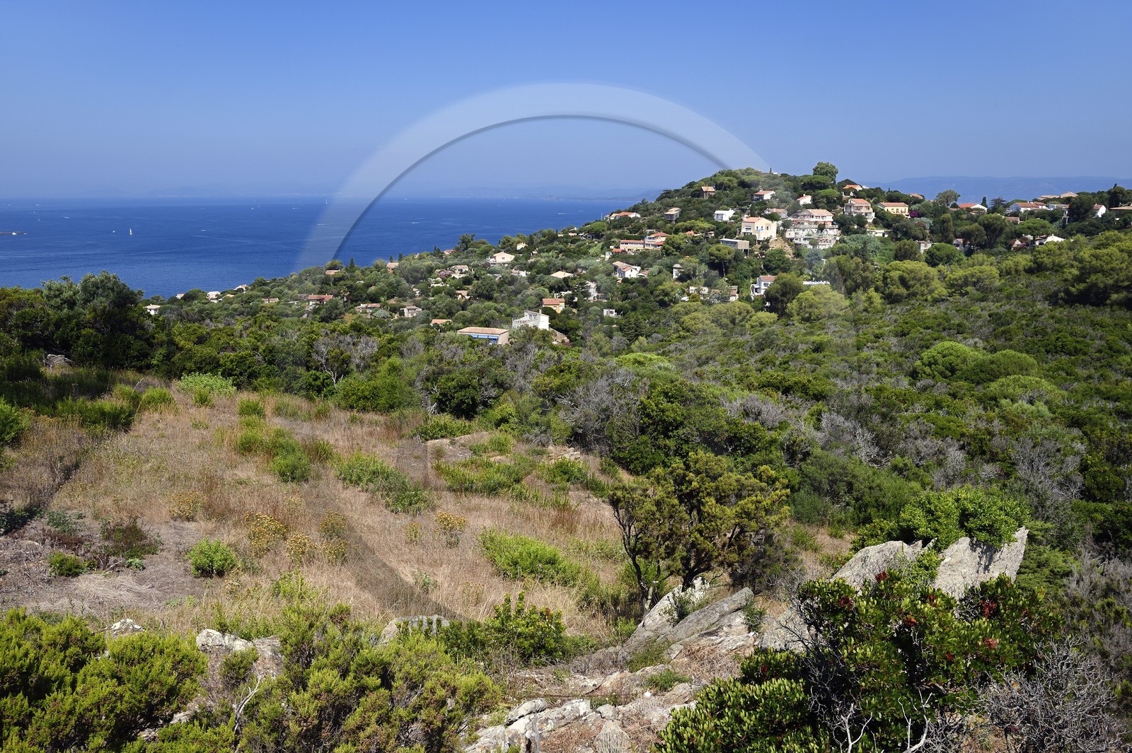 France, Var (83), Iles d'Hyères, Parc national de Port Cros, Ile du Levant, la zone militaire au premier plan et la zone civile d'Héliopolis en arrière plan, l'Ile de Port-Cros en arrière plan à gauche