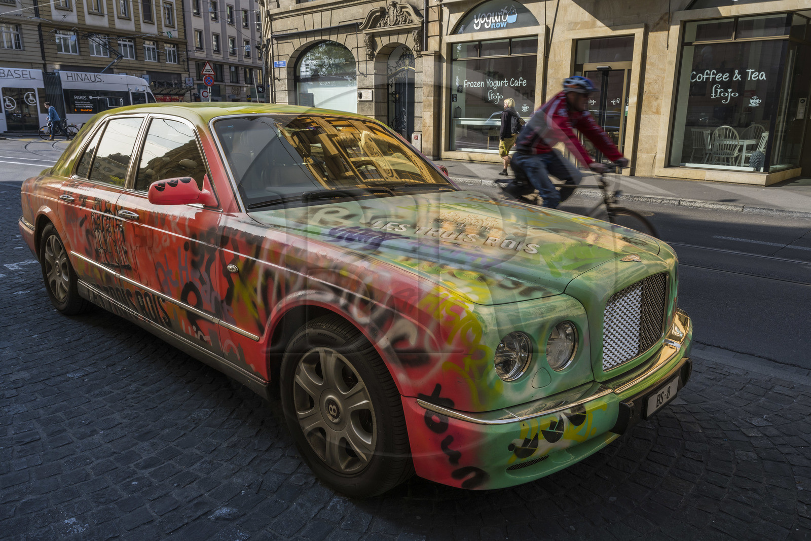 Suisse, Bâle, la Bentley tagué street-art l'hotel de luxe Les Trois Rois, elle a été recouverte de graffitis par les élèves du FG Basel sous la houlette de l’artiste suisse Thierry Furger