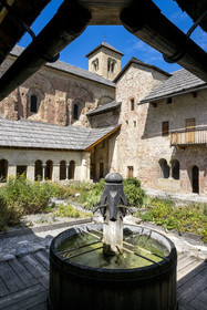 France, Hautes Alpes (05), Crots, abbaye Notre-Dame de Boscodon du XIIe siècle, le cloitre
