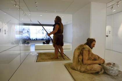 France, Dordogne (24), Périgord Noir, vallée de la Vézère, Les Eyzies-de-Tayac-Sireuil, site classé Patrimoine Mondial de l'UNESCO, Pôle International de la Préhistoire, reconstitution préhistorique