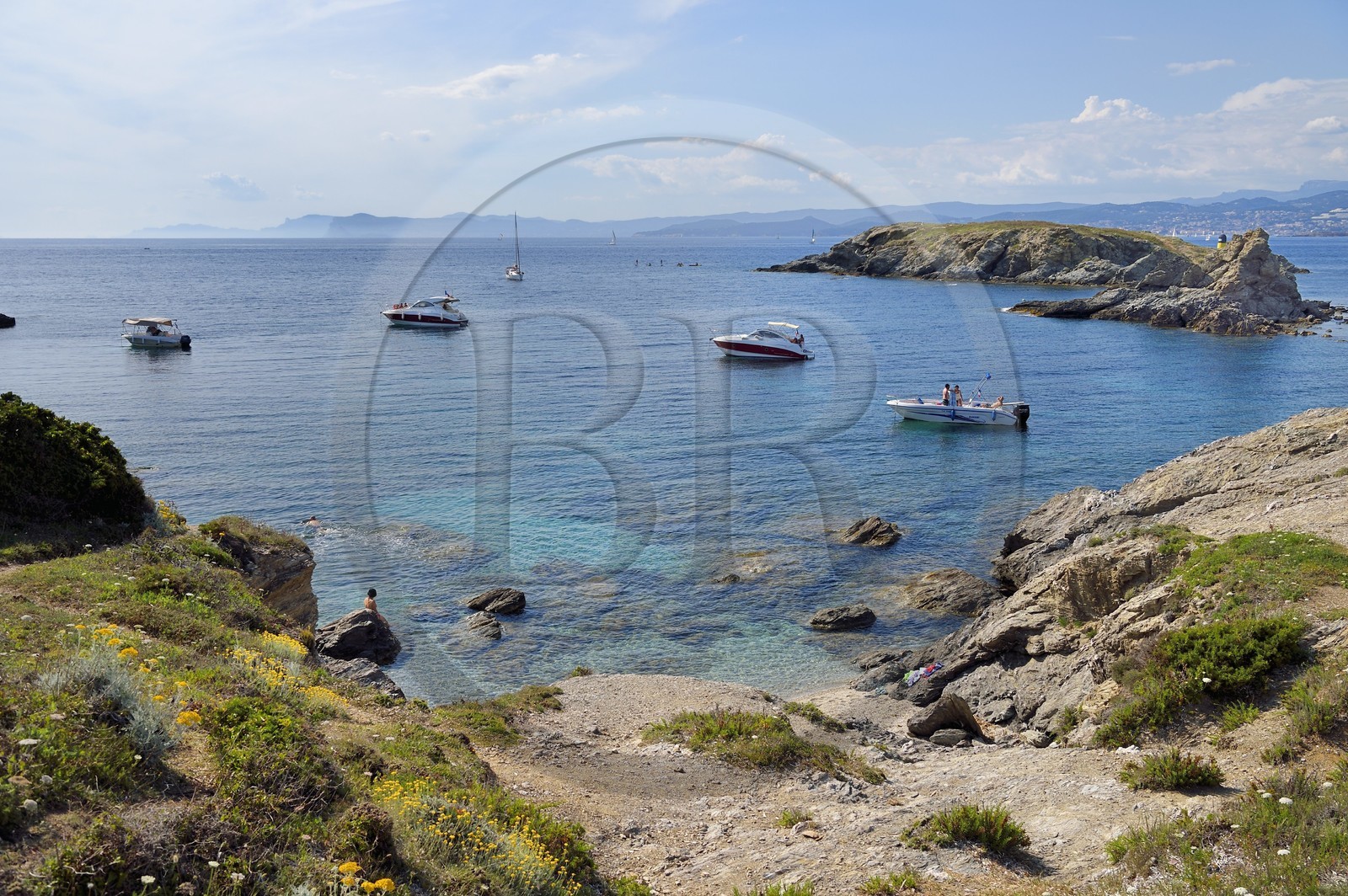 France, Var (83), Six-Fours-les-Plages, Ile des Embiez, plage à la pointe Saint-Pierre, l'Ile du Petit Rouveau en arrière plan