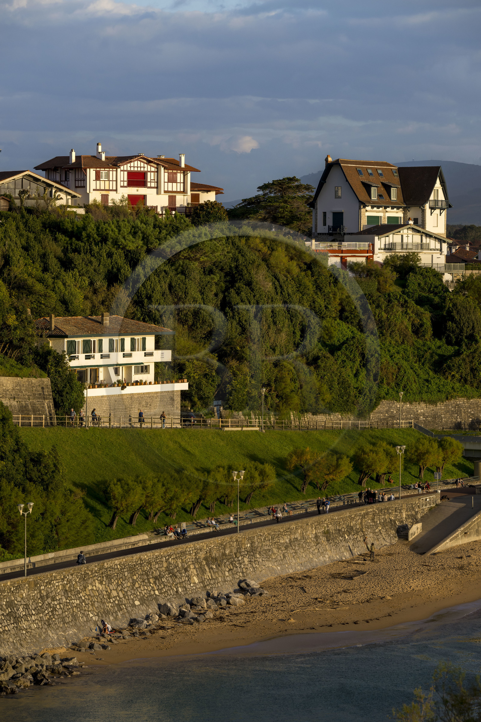 France, Pyrénées-Atlantiques (64), la côte du Pays-Basque, Saint-Jean-de-Luz, maisons basques au bout de la Grande Plage à la pointe Sainte-Barbe