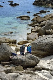 France, Finistere (29), Fouesnant, Pointe de Beg Meil, angler explaining to his grandson how to fish