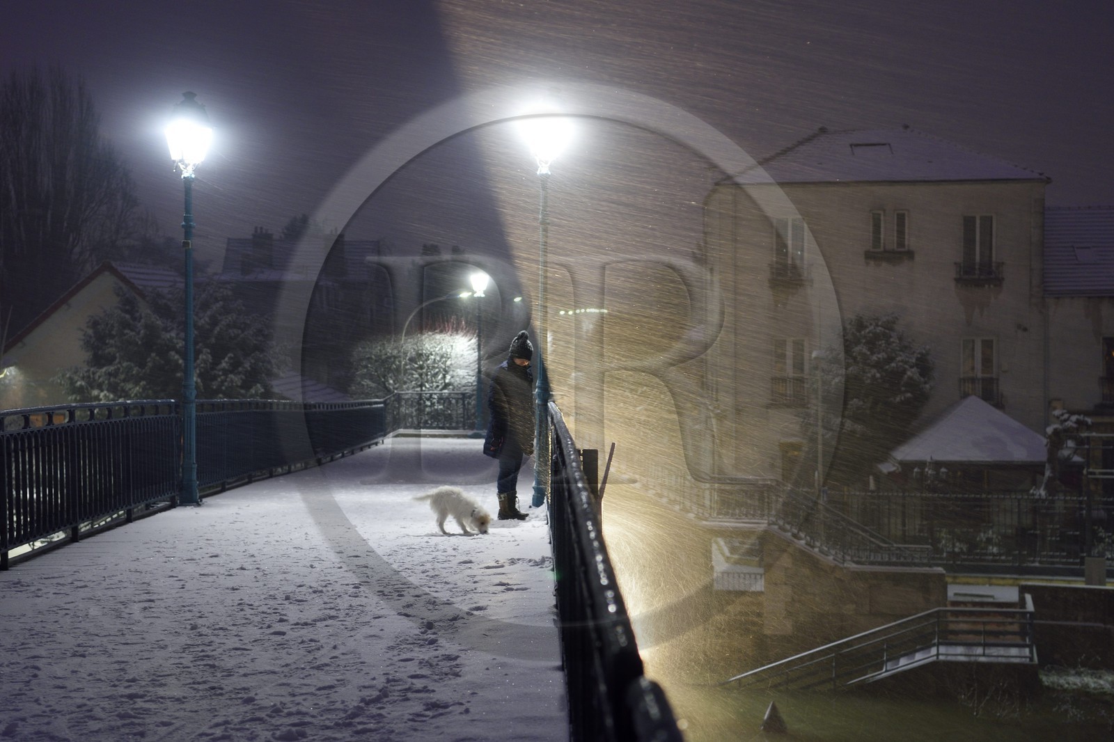 France, Val-de-Marne (94), les bords de Marne, Bry-sur-Marne, la passerelle réalisée par Gustave Eiffel entre Bry-sur-Marne et Le Perreux-sur-Marne en arrière plan sous une tempête de neige