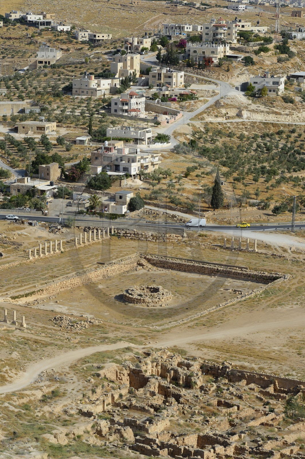 Israel, Cisjordanie, l'Hérodion, colline artificiellement exhaussée qui abrite les ruines d'un palais fortifié construit par le roi Hérode Ier le Grand (site classé Parc National), vestiges du palais de l'Hérodion inférieur et de son bassin