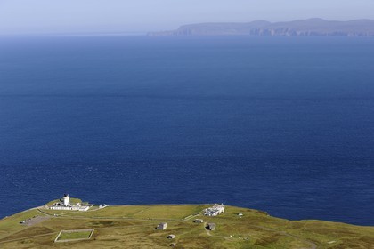 Royaume-Uni, Ecosse, Highland, le phare de Dunnet Head constitue le cap le plus au nord de la Grande-Bretagne (vue aérienne)