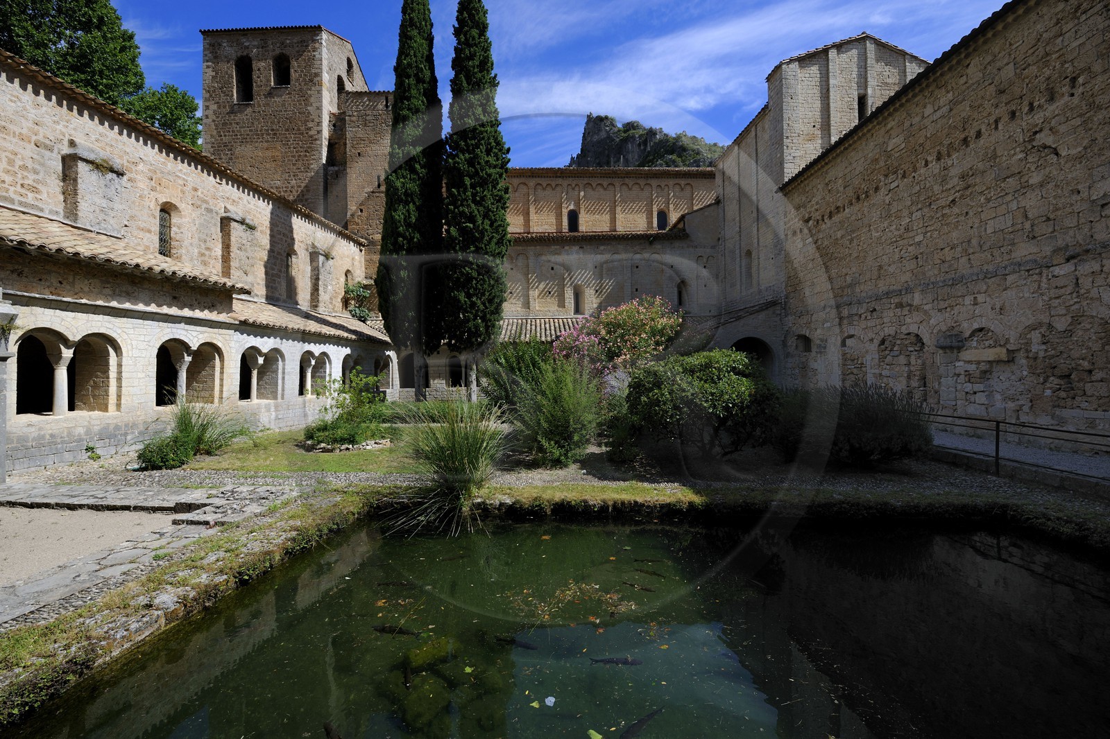 France, Hérault (34), village médiéval de Saint-Guilhem-le-Désert, étape du pélerinage de Saint-Jacques-de-Compostelle, labellisé Les Plus Beaux Villages de France, abbaye de Gellone du XIe siècle classée Patrimoine Mondial de l'UNESCO, Le cloître