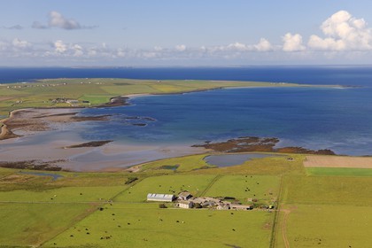 Royaume-Uni, Ecosse, Iles Orcades, Ile de Mainland, champs et fermes éparses le long du Deer Sound (vue aérienne)